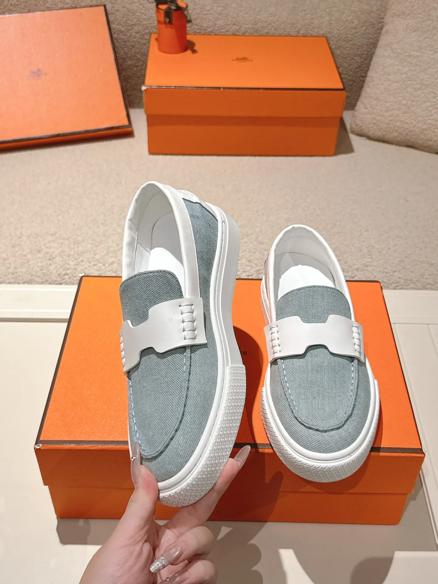 Men's men's shoes P620! Hermes# Thick Sole Couple Loafers These lace-up free sneakers in calfskin and washed denim feature signature "H" details. The design is simple and smooth, creating a fashionable urban look. It is comfortable and versatile. H family classics are not outdated, and the delivery counter is beautifully packaged🛍📦 Fabric: Original customized washed denim/first-layer cowhide Lining: Imported soft sheepskin Sole: Original open-molded anti-slip TPU material Size: 35-45